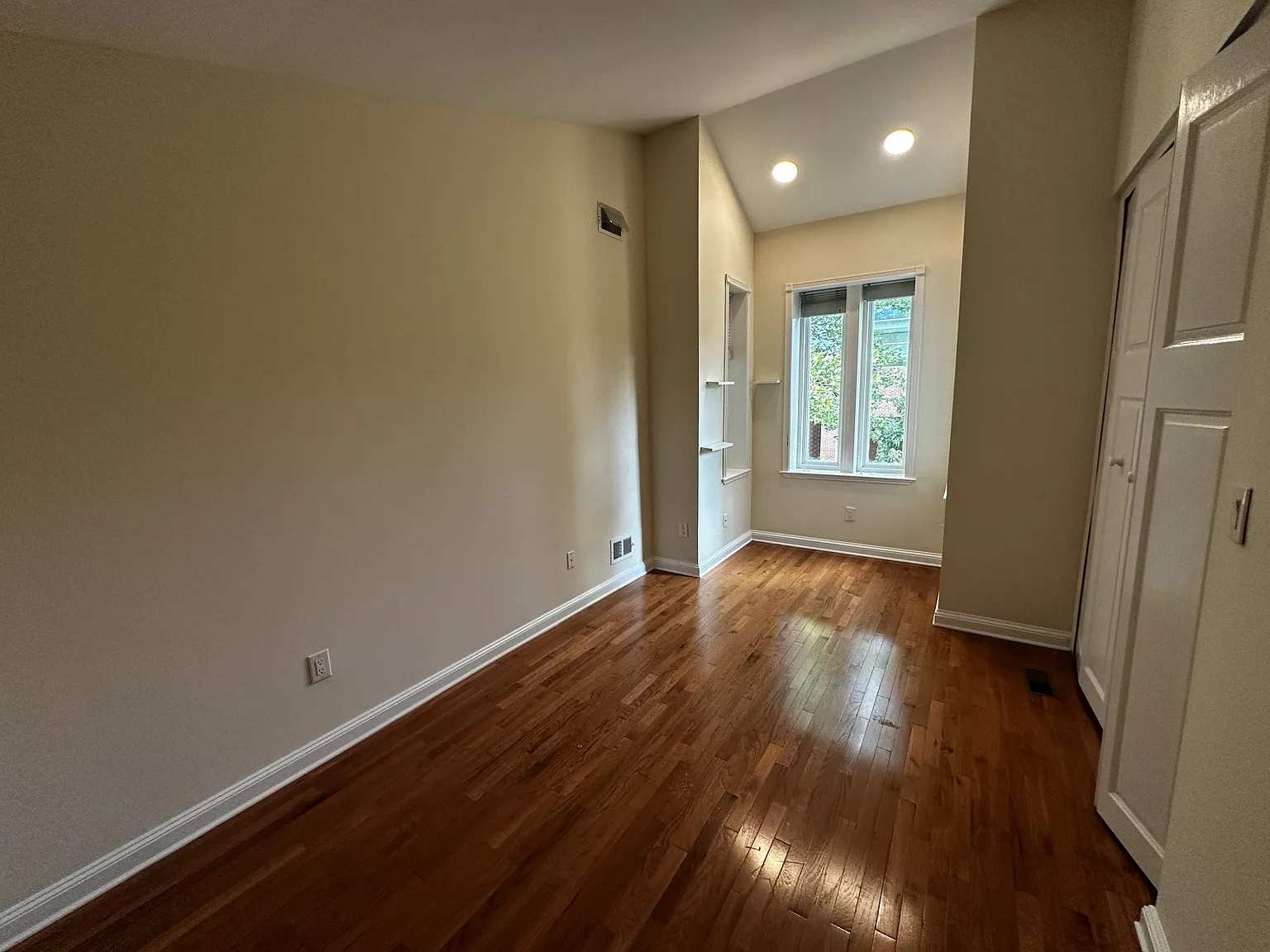 3 bed, 1.5 bath, 1224 sqft, $4,200 — Photo 3
