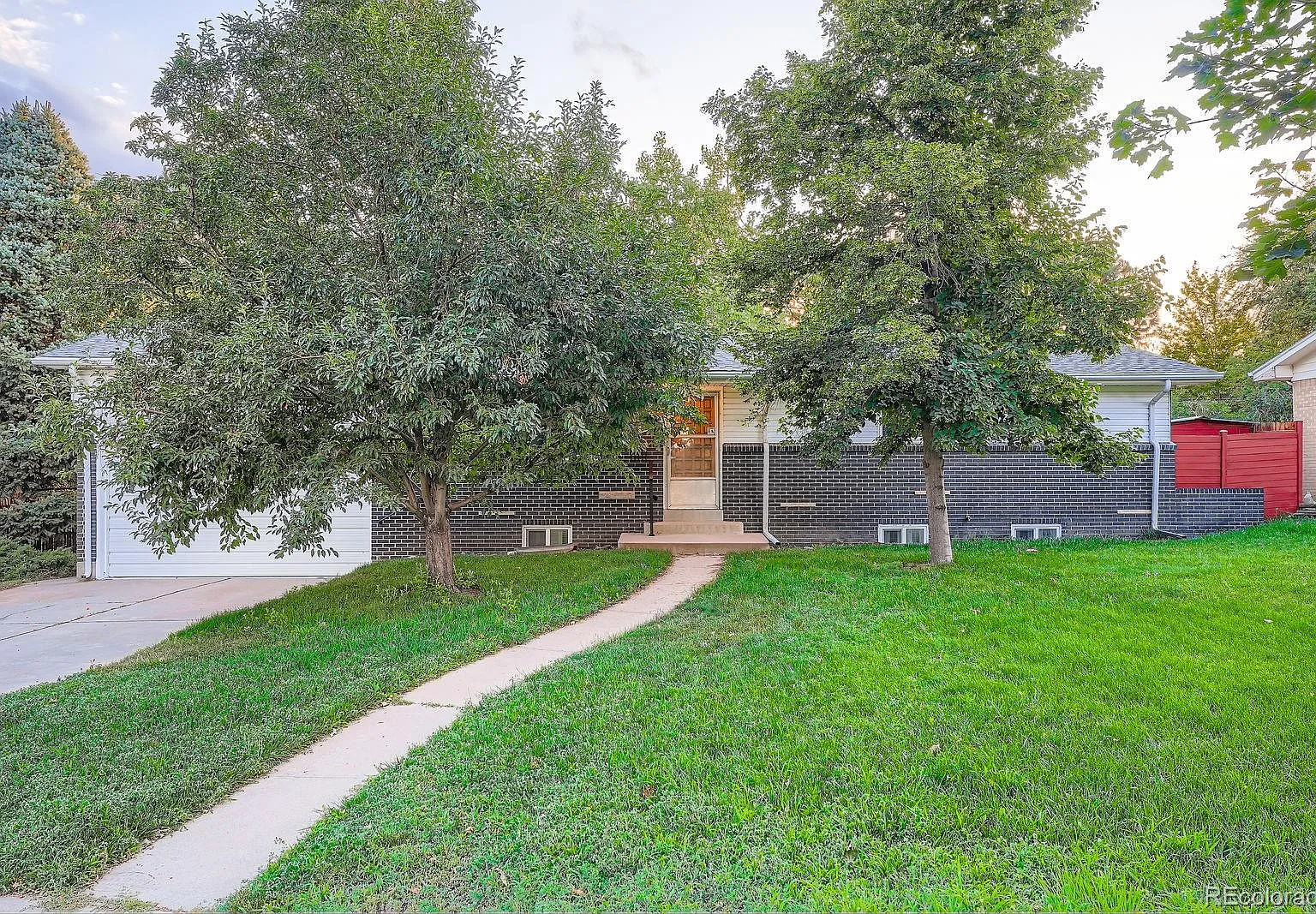 4 bed, 3.0 bath, 2400 sqft, $2,470 — Photo 2