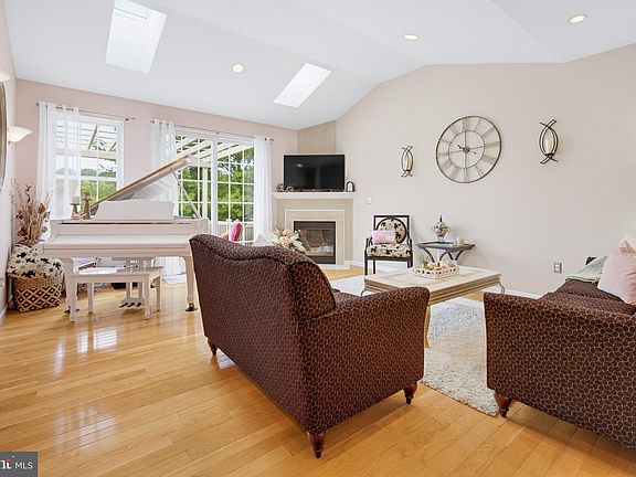 5th image of 2818 Mimosa Ln