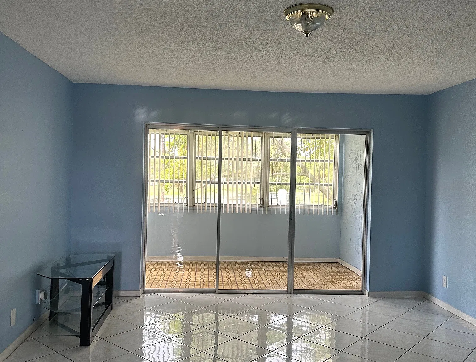 729 Lori Dr — Photo 2