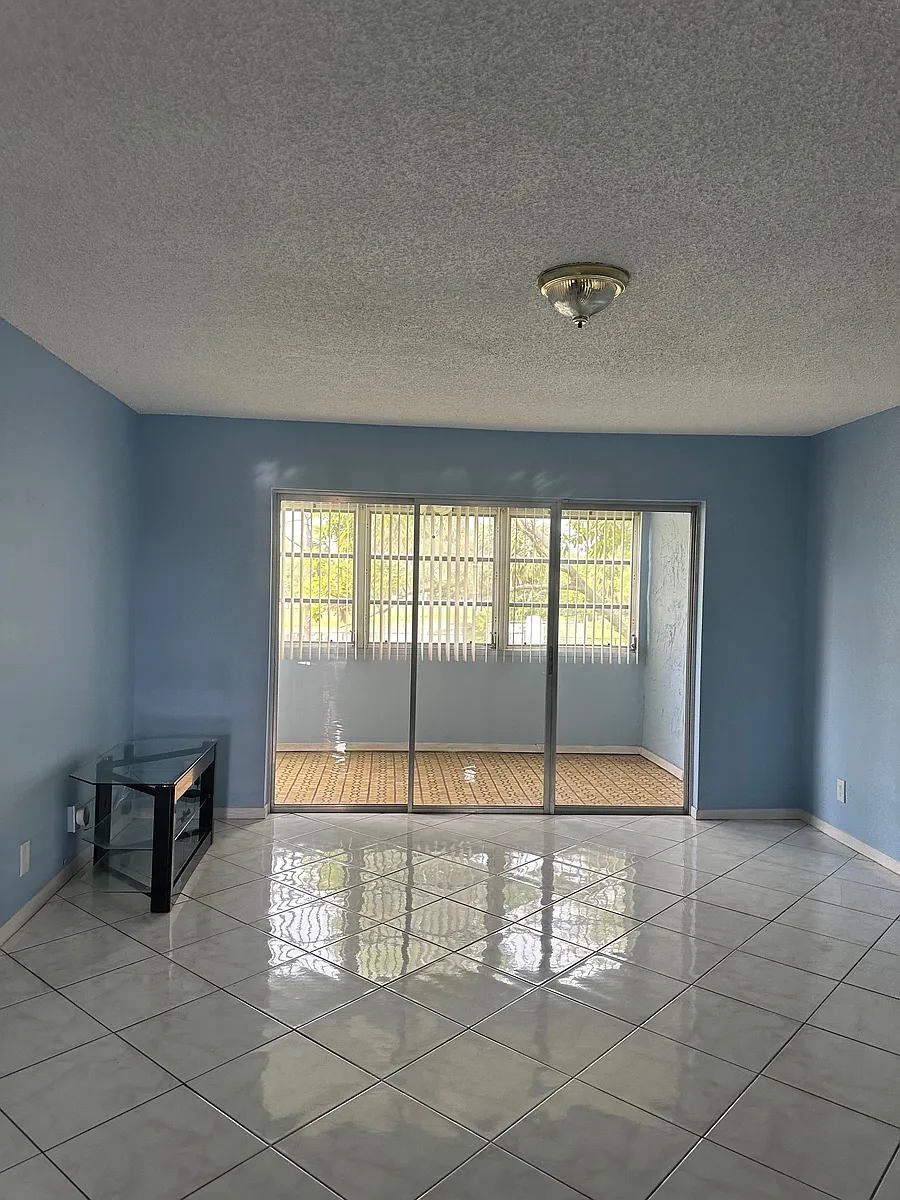Building Photo - 729 Lori Dr #202