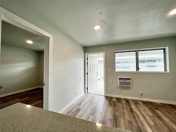 4th image of 711 SW 5th St #1