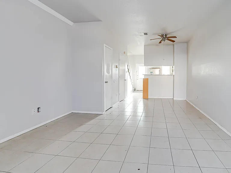 633 Carriagehouse Ln #I3 — Photo 3