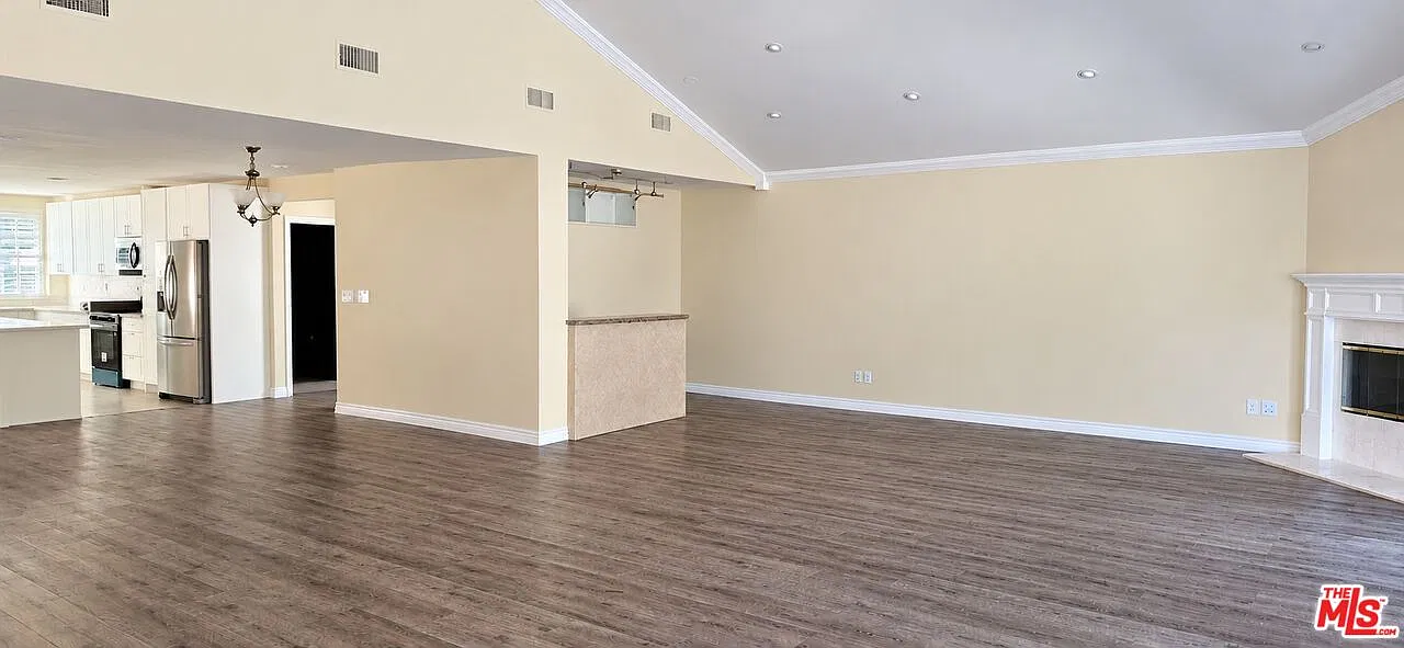 3 bed, 3.5 bath, 2061 sqft, $5,650 — Photo 2