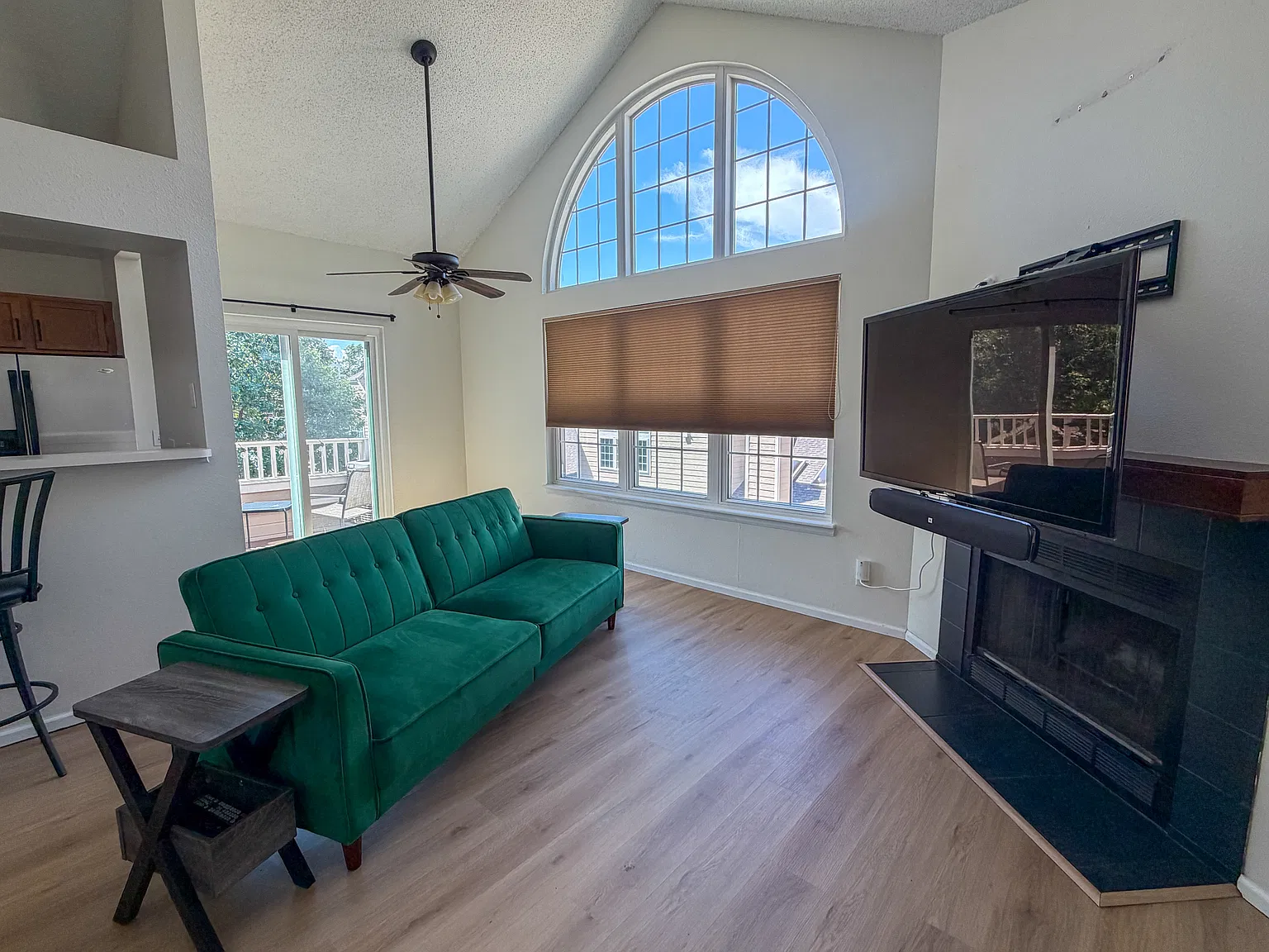 2 bed, 860 sqft, $2,200 — Photo 2