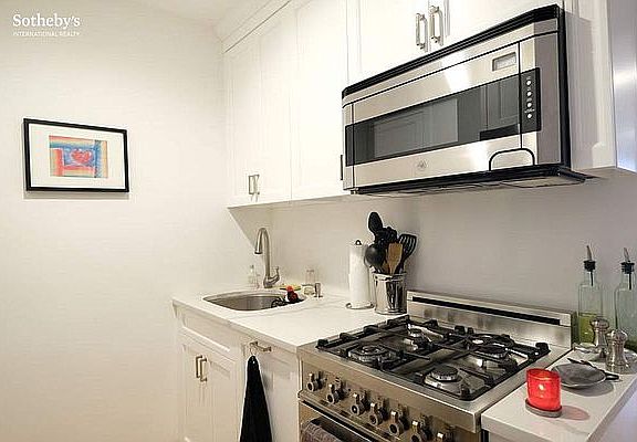 5th image of 211 E 18th St APT 3L