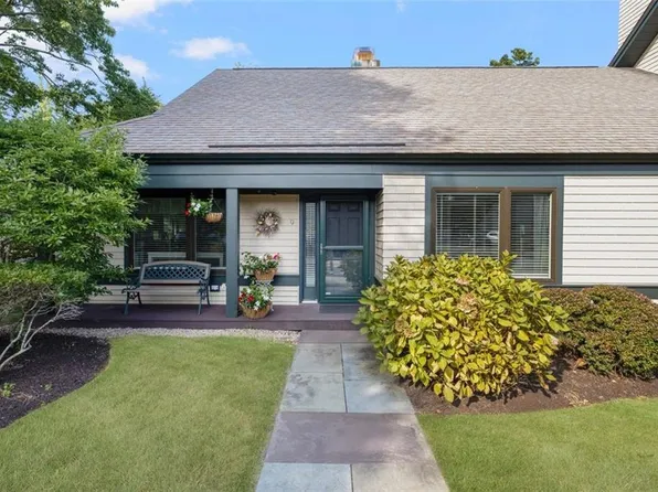 9 Martingale Ln, Narragansett, RI 02882