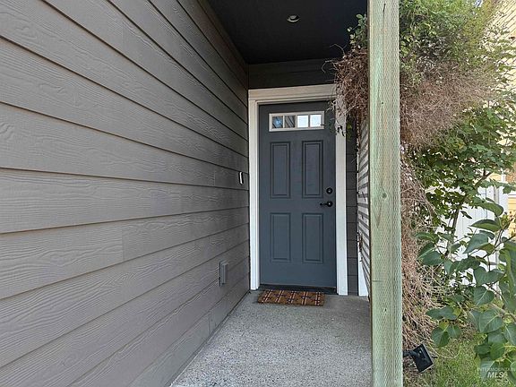 3rd image of 1014 Alturas Dr