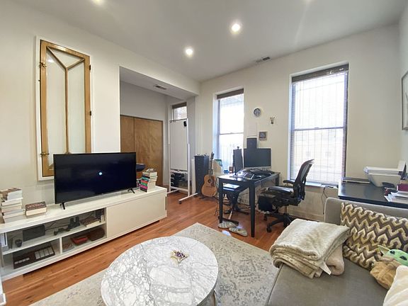 2nd image of 1805 N Hermitage Ave APT 1R