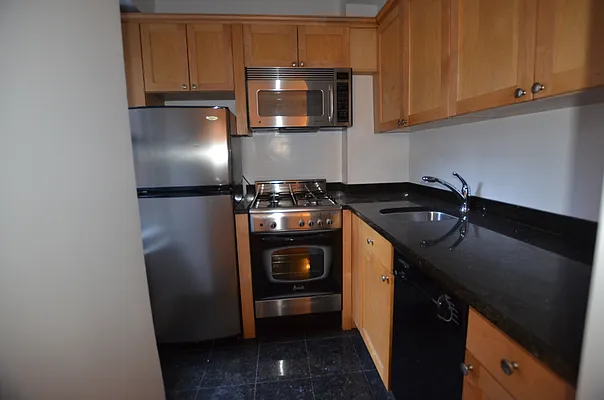 Rented by Manhattan Realty Group | media 10