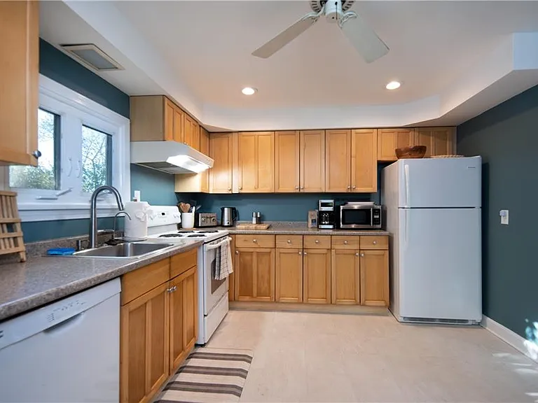 534 Aquidneck Ave #A — Photo 22