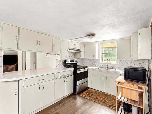 3rd image of 124 Hazen Rd