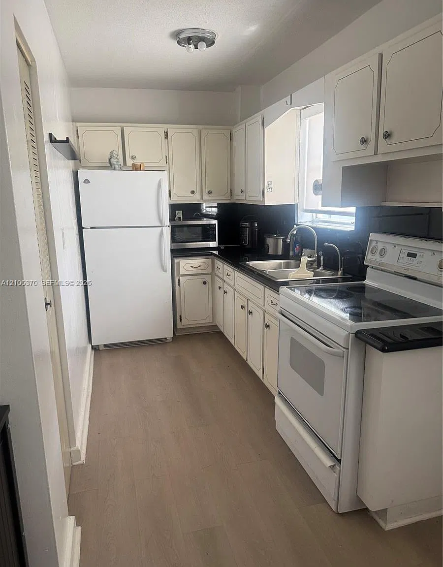 713 Collins Condo — Photo 3