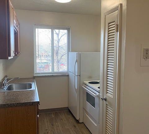 2nd image of 828 Oak St APT 9