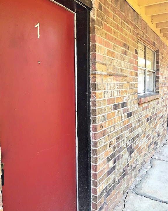 1st image of 911 University Ave APT 7
