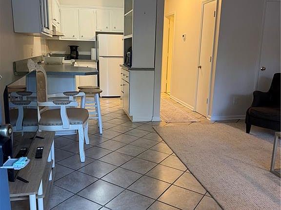2nd image of 1107 Robin Hood Rd APT M