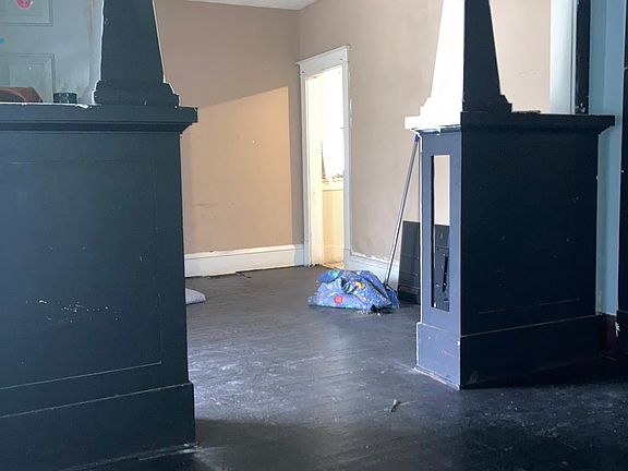 3rd image of 1628 E Grand Ave