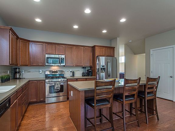 5th image of 828 6th Ave NW