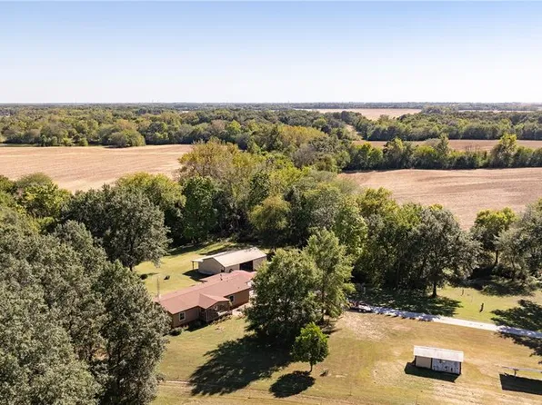 1406 Niemanville Trl, Walshville, IL 62091
