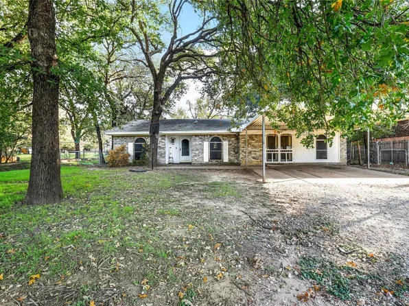 1024 N Stewart St, Azle, TX 76020