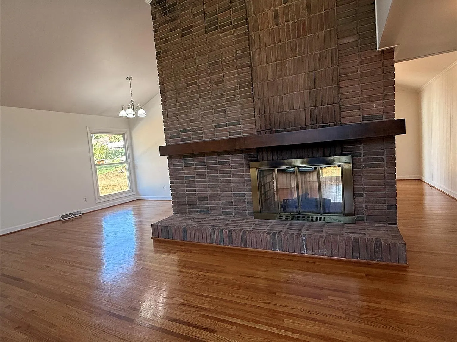 3 bed, 1.5 bath, 1455 sqft, $2,700 — Photo 3