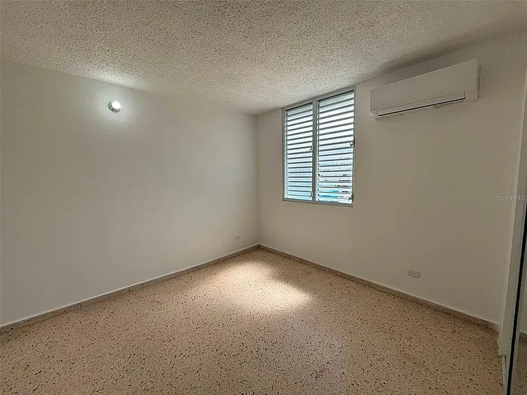 18-6 Street Sabana Gdns #18 — Photo 13