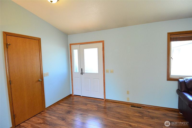 4th image of 50 Crownview Lane
