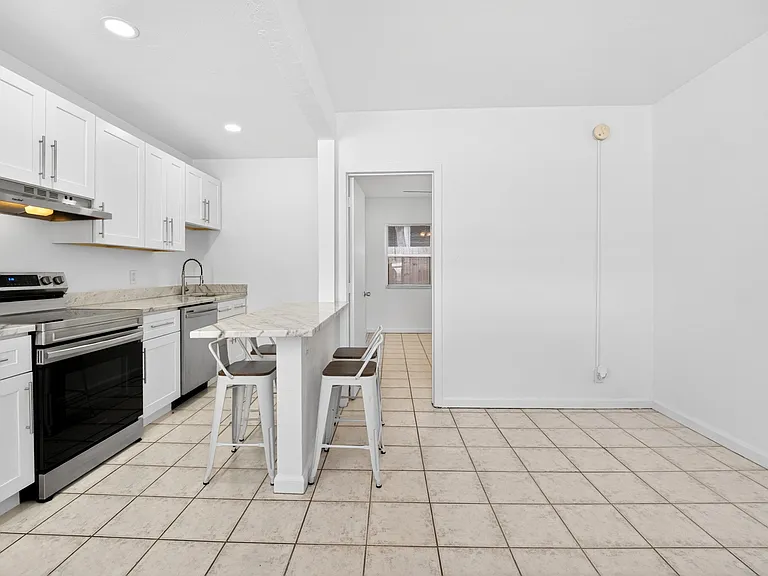 412 SE 16th St #3A — Photo 8