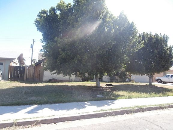 3rd image of 1923 E Dana Ave
