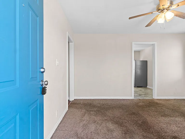42 Maple St — Photo 2