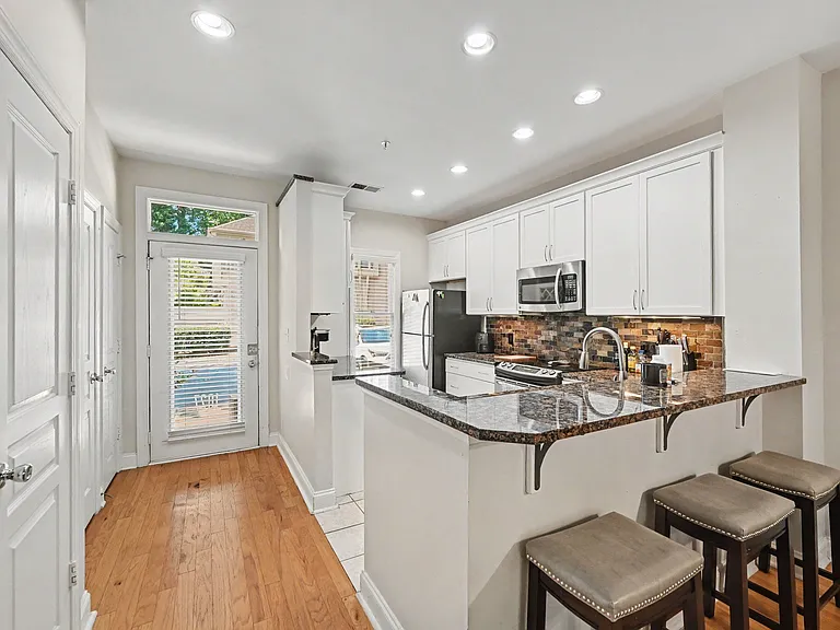 1027 Park West Dr — Photo 3