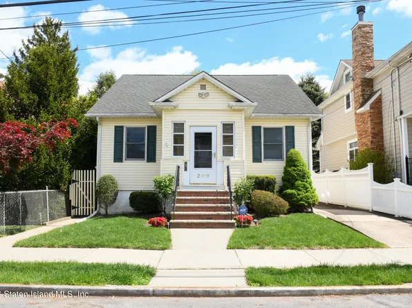 209 Dickie Ave, Staten Island, NY 10314