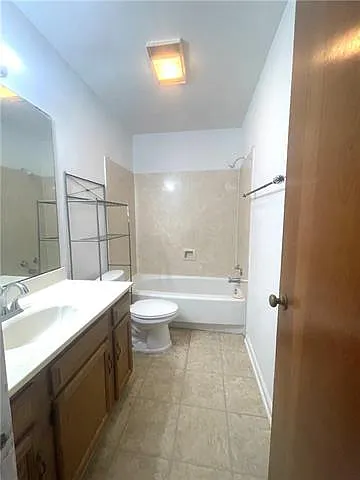 5 Brandon Hall Dr #D — Photo 10
