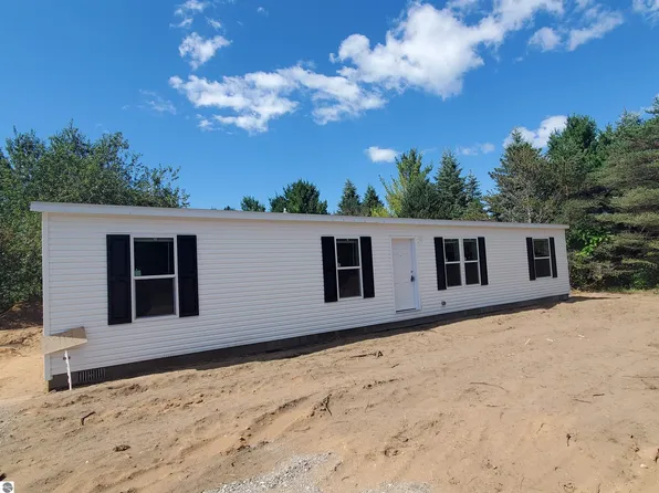 8918 Valley Rd NW, Rapid City, MI 49676