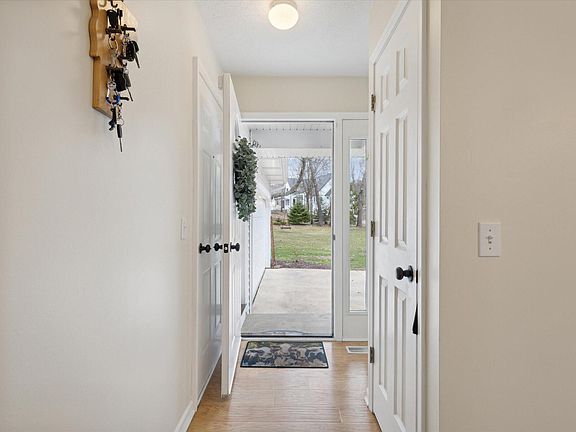 4th image of 2881 Hoag Ave NE
