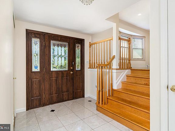 4th image of 88 Stratford Dr