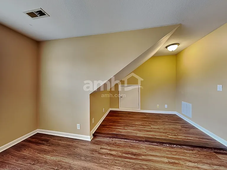 1004 Hendricks Ct — Photo 20