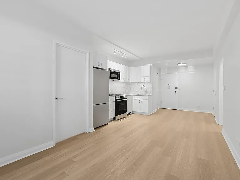 85 E End Ave #1C — Photo 4