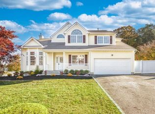 21 Oceanview Blvd, Manorville, NY 11949