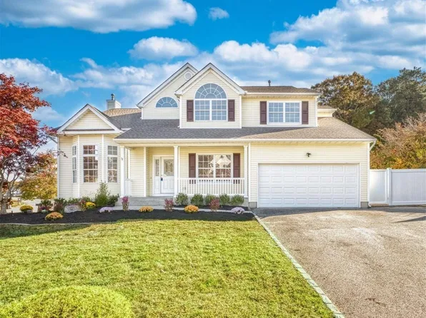 21 Oceanview Boulevard, Manorville, NY 11949