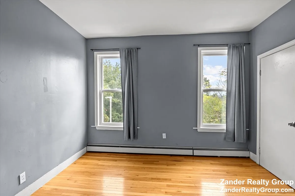 3 bed, 1.0 bath, 1300 sqft, $3,000 — Photo 3