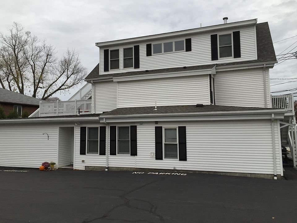 Back of house and parking. Apt on top floor