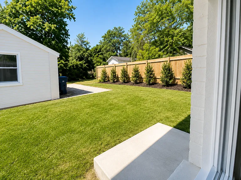 610 Tyler St — Photo 8