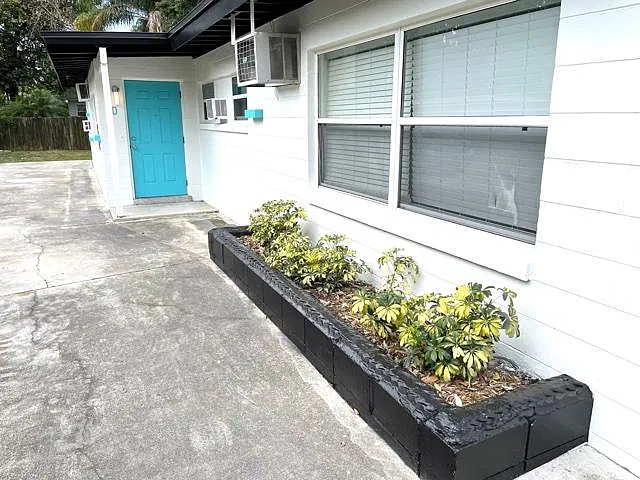 80 W Esther St — Photo 2