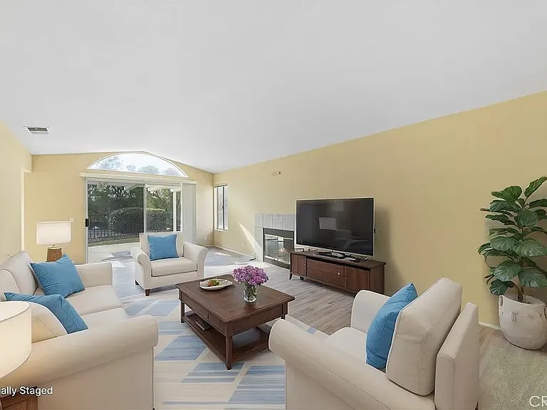 40218 Corte Lorca — Photo 2