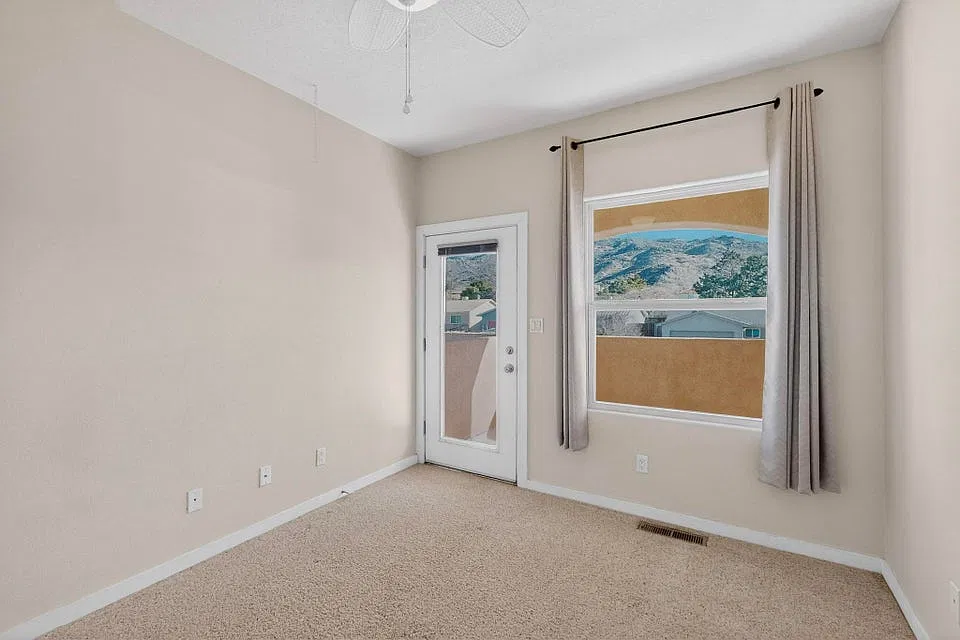 3 bed, 2.5 bath, 1975 sqft, $850 — Photo 1