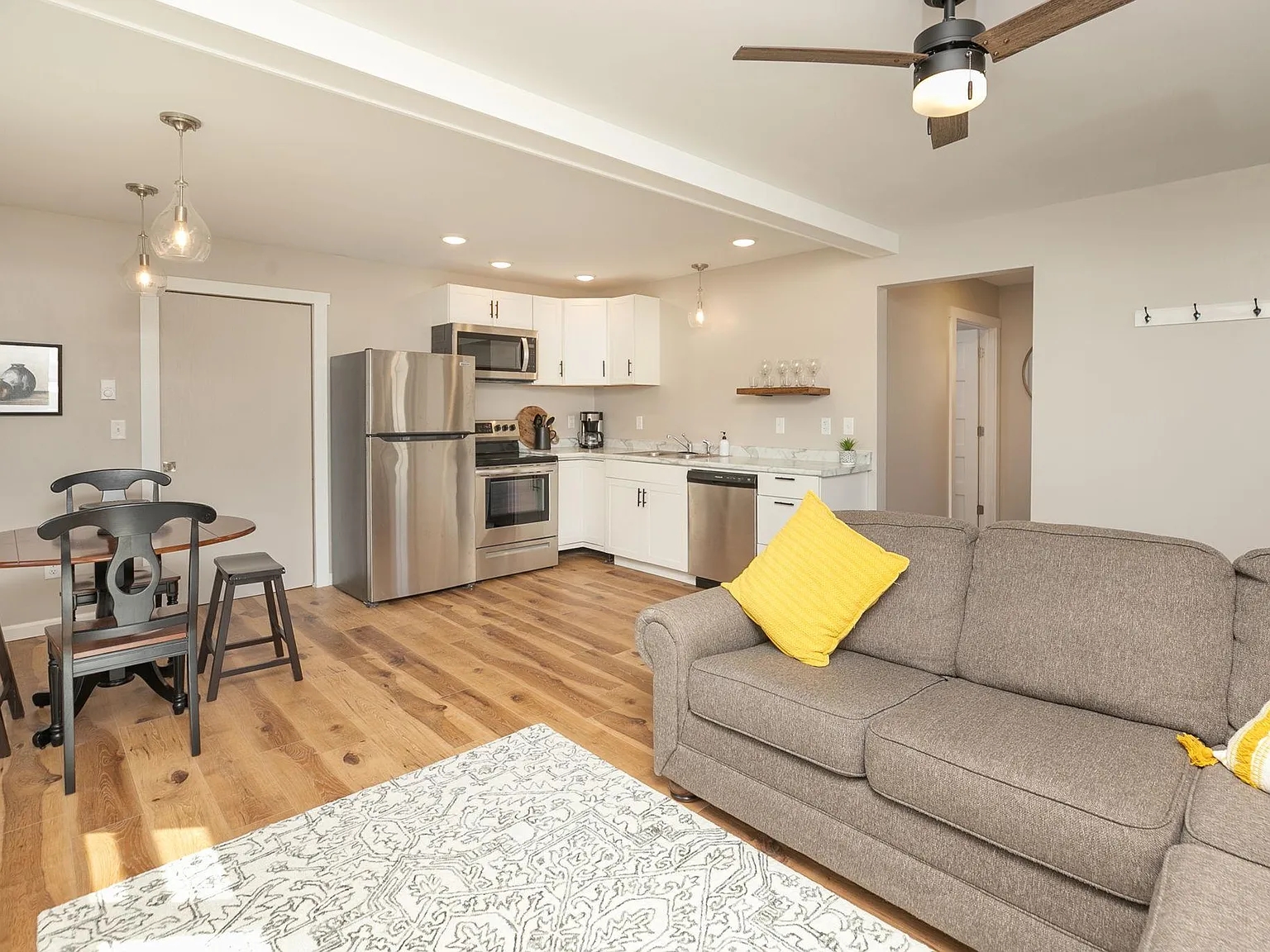1 bed, 800 sqft, $1,100 — Photo 2