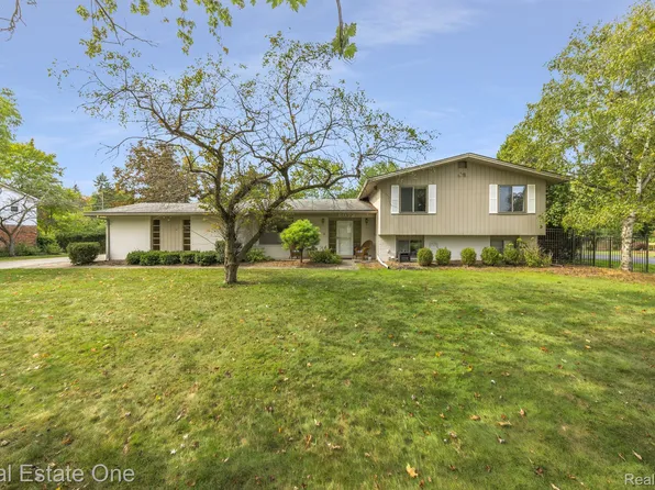 6072 Cochise Dr, West Bloomfield, MI 48322