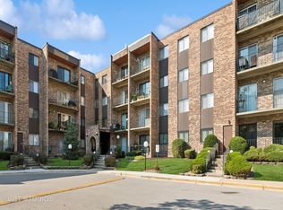 625 W Huntington Commons Rd APT 105, Mount Prospect, IL 60056