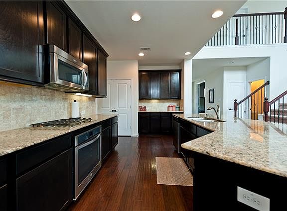 3rd image of 3208 Glen Crest Ln